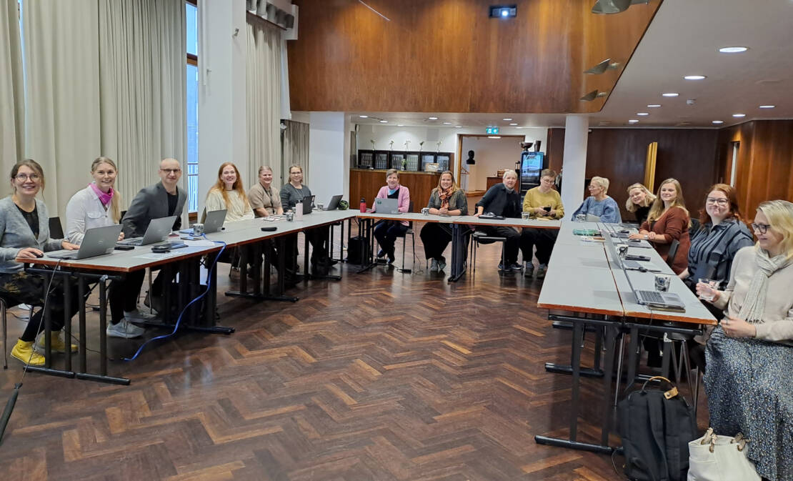 Kuntien ja PlastLIFE-projektin asiantuntijoita tapaamisessa Kilta-salissa.